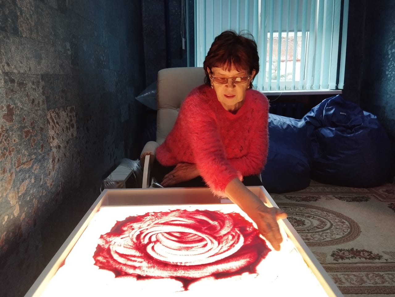 Саратовские пенсионеры снижают уровень тревожности рисованием на песке